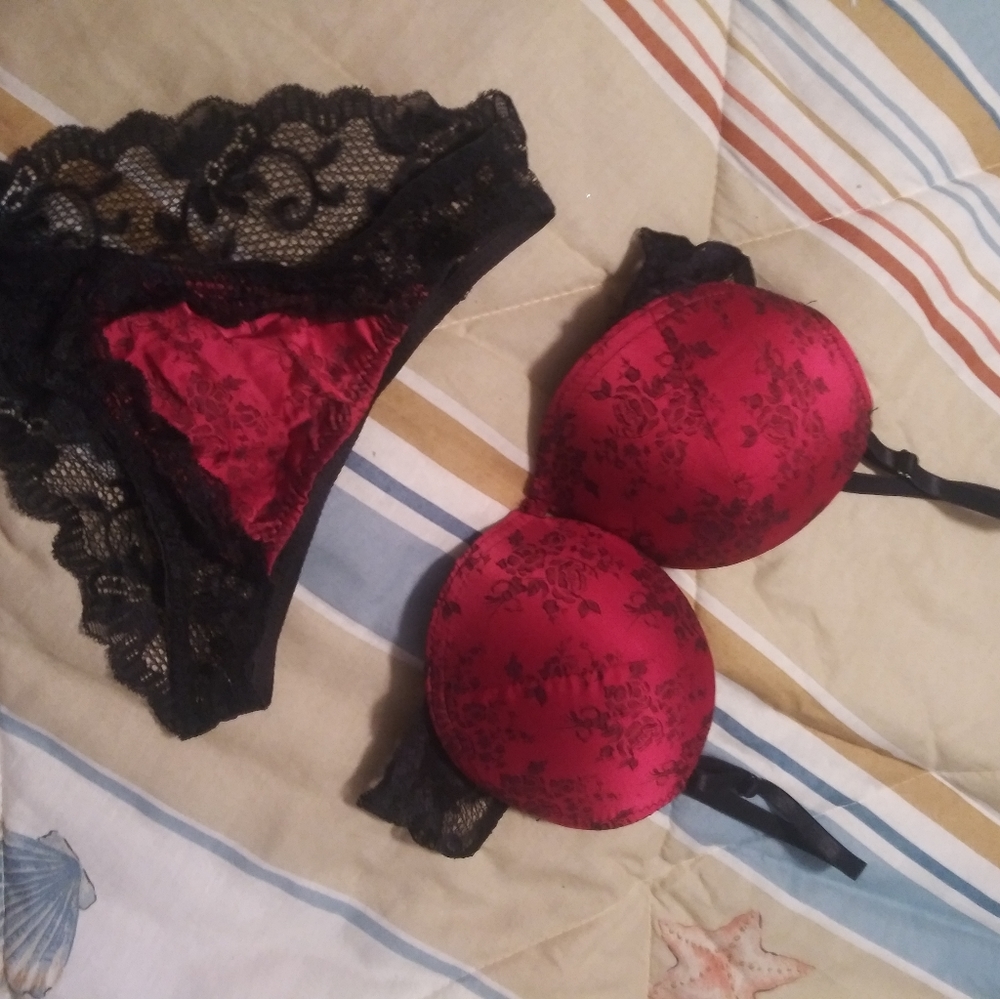 NWOT lacy red/black bra/panty set